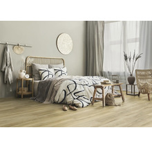 Chambre lumineuse avec lit, rideaux et parquet