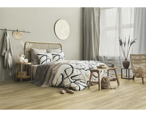 Chambre lumineuse avec lit, rideaux et parquet