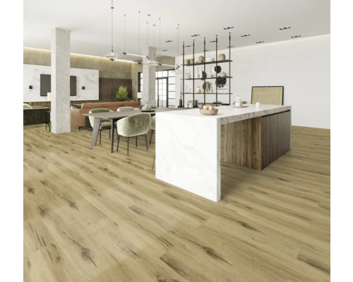 Salon lumineux avec plancher en bois, table à manger et îlot de cuisine