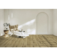 Salon avec fauteuil, table basse et revêtement de sol imitation bois