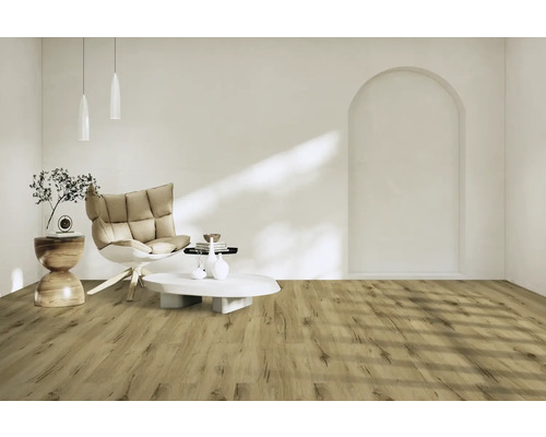 Salon avec fauteuil, table basse et revêtement de sol imitation bois