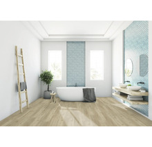 Salle de bain lumineuse avec baignoire, lavabos et échelle en bois