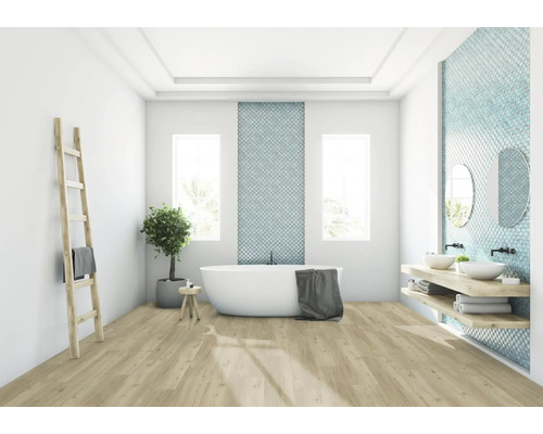 Salle de bain lumineuse avec baignoire, lavabos et échelle en bois