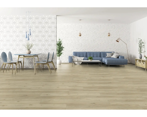 Salon lumineux avec parquet, canapé et table à manger