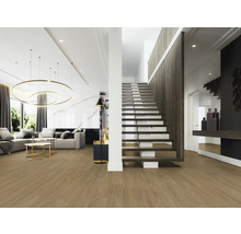 Salon lumineux avec escalier et parquet