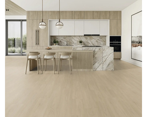 Cuisine claire avec îlot de cuisine, plan de travail en marbre, détails en bois et revêtement de sol assorti.