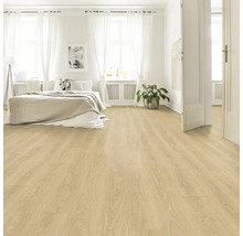 Chambre claire avec sol stratifié imitation bois, lit et rideaux blancs.