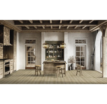 Cuisine claire avec plafond à poutres en bois, îlot de cuisine et plancher en bois