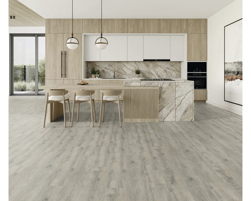 Cuisine moderne avec accents de bois, plans de travail en marbre et revêtement de sol clair