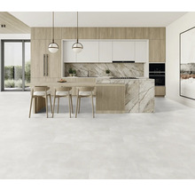 Cuisine claire avec îlot de cuisine, armoires en bois et plans de travail blancs