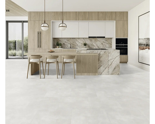 Cuisine claire avec îlot de cuisine, armoires en bois et plans de travail blancs