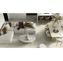 Appartement clair et spacieux avec canapé, table et chaises