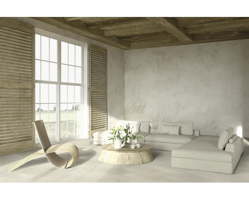 Salon lumineux avec plafond en bois, volets, canapé et table en bois