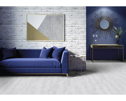 Salon avec canapé, table et décoration murale