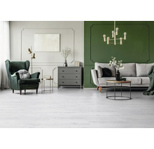 Salon avec fauteuil, canapé, commode et suspension