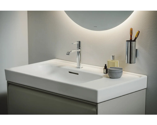 Meuble de salle de bain avec lavabo, robinet, miroir et accessoires de salle de bain