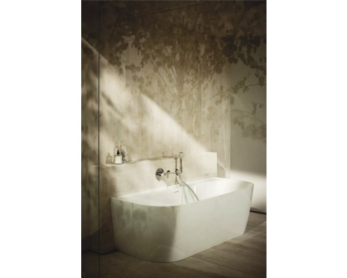 Helles Badezimmer mit Badewanne, Armatur und Dekor