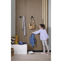 Couloir avec mur en lamelles de bois, patères et enfant