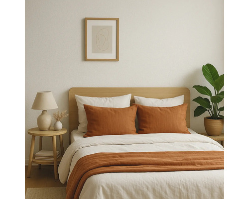 Chambre avec lit, table de chevet et plante d''intérieur pour une ambiance claire et conviviale.