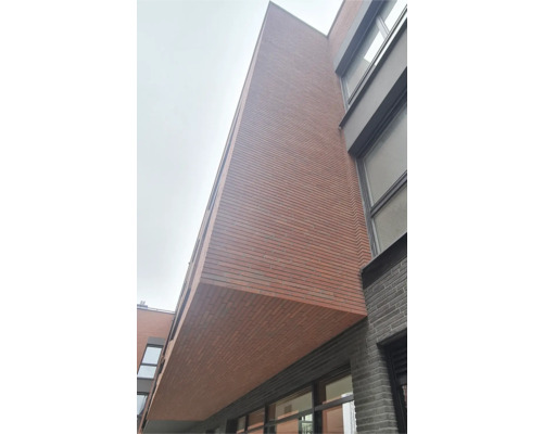 Gebäude mit Fassade aus Backsteinen und Fenstern