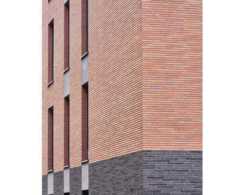 Fassade eines Gebäudes mit Backsteinen und Fenstern