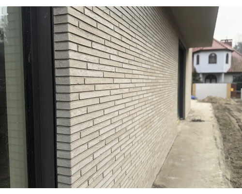 Aussenaufnahme eines Gebäudes mit Fassade aus Ziegelsteinen.