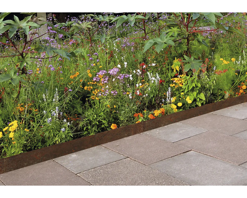 Garten mit Blumenbeet und Rasenkante aus Metall