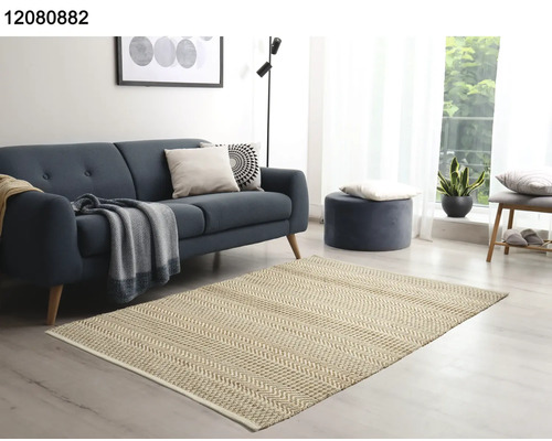 Wohnzimmer mit Sofa, Hocker und gemustertem Teppich