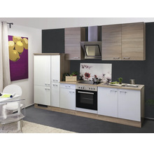 Cuisine équipée avec éléments hauts et bas, hotte aspirante et appareils électriques dans un environnement lumineux et organisé.