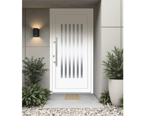 Weiße Haustür mit vertikalen Streifen und Edelstahlgriff vor Hausfassade mit Pflanzen