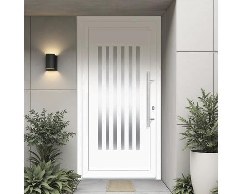 Weiße Haustür mit senkrechten Streifen und Edelstahlgriff neben Pflanzen.