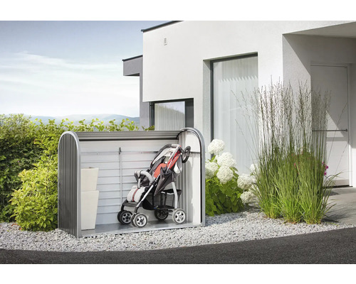 Garten Szene mit Gerätehaus mit Kinderwagen und Aufbewahrungsboxen vor einem Haus