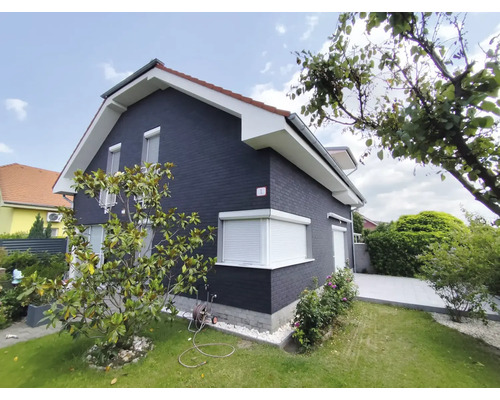 Einfamilienhaus mit Außenrollläden und gepflegtem Garten