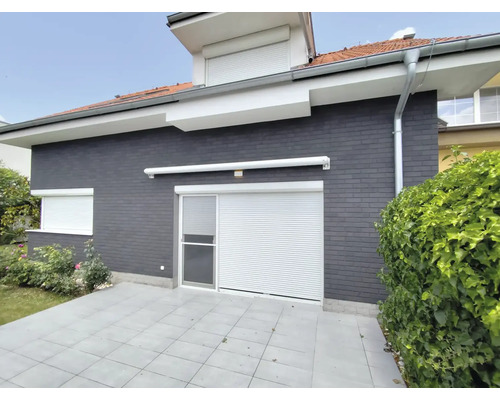 Hausfassade mit Rollläden an Fenstern und Tür