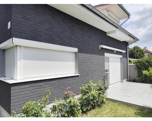 Hausfassade mit Rollläden an Fenstern und Tür