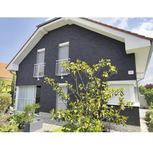 Vue extérieure d''une maison avec façade, volets roulants et végétation