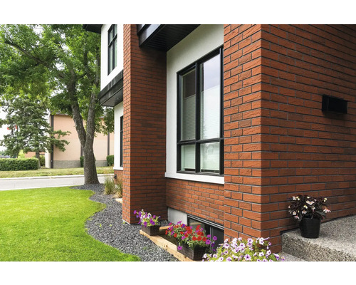 Extérieur d''une maison avec façade en plaquettes de parement et fenêtres