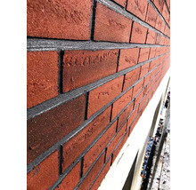 Gros plan d''une façade avec des briques rouges et des joints gris