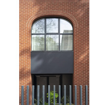 Façade d''un bâtiment avec maçonnerie en briques et fenêtre cintrée