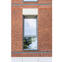 Fenêtre avec cadre dans un mur en briques
