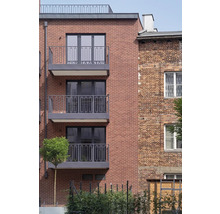 Façade d''un immeuble d''habitation avec des briques et des balcons.
