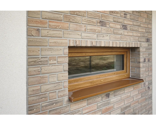 Fenêtre avec rebord dans un mur en briques