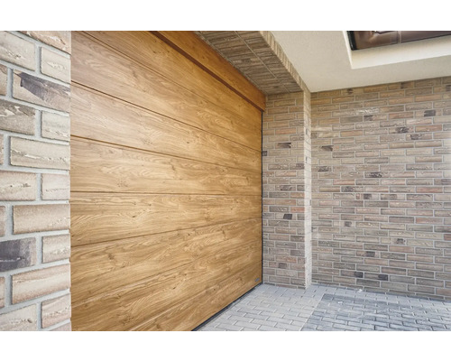 Vue d''un garage en bois avec panneaux horizontaux et maçonnerie en briques