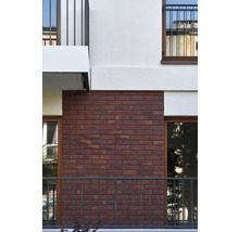 Façade d''un bâtiment avec maçonnerie en briques rouges et balcons