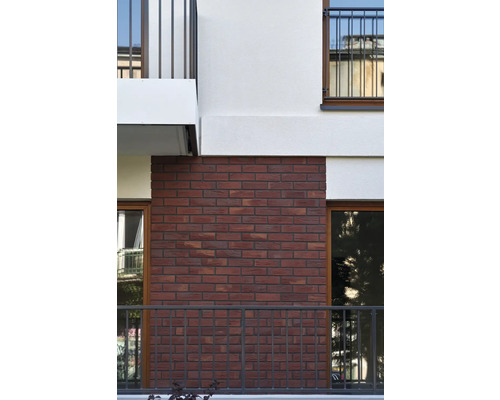 Façade d''un bâtiment avec maçonnerie en briques rouges et balcons