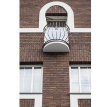 Façade d''un bâtiment avec maçonnerie en briques, fenêtres et balcon