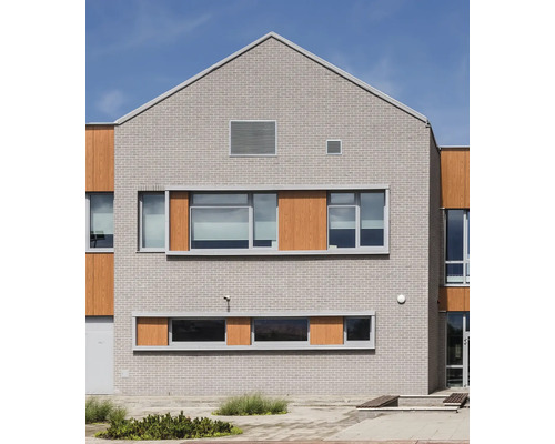 Fassade eines mehrstöckigen Gebäudes mit Fenster und Holzverkleidung