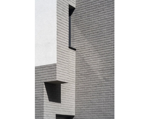 Fassadendetail mit Mauerwerk und Putz