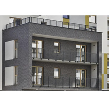 Immeuble d''habitation avec balcons et façade en briques de parement
