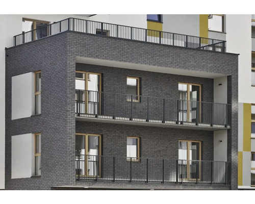 Mehrfamilienhaus mit Balkonen und Fassade aus Mauerziegeln